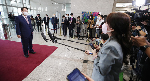 5박7일 간의 순방을 마치고 돌아온 윤 대통령은 26일 용산 출근길 약식 기자회견에서 '비속어' 논란과 관련해 "사실과 다른 보도는 국민을 위험에 빠트리는 것"이라고 답했다. ⓒ 연합뉴스