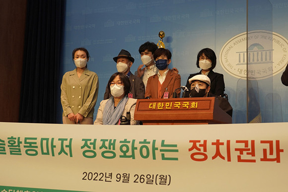 김예지 국민의힘 의원과 청와대 춘추관 특별전에 참여한 일부 장애 예술인이 장애 예술인 특별전 관련 강매 의혹에 대한 지적하는 견해를 밝혔다. ⓒ 김예지 국민의힘 의원실