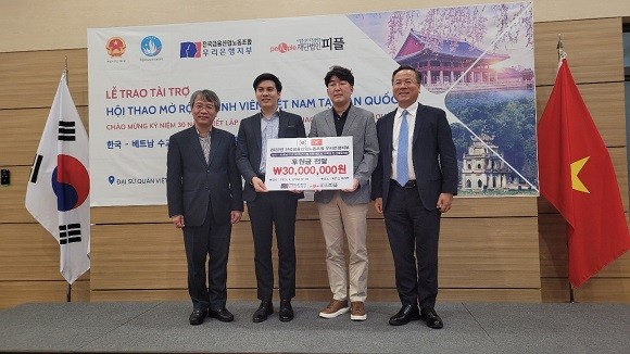 금융산업노조 우리은행지부는 지난 27일 주한 베트남 대사관에서 후원금을 전달했다. 사진은 왼쪽부터 응우엔부뚱 베트남대사, 광 재한베트남유학생 대표, 박필준 우리은행 노동조합 위원장 ⓒ재단법인피플