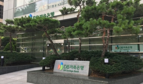 DB저축은행 온라인 전용 대출상품인 '온라인햇살론'이 금융소비자들의 '뭇매'를 맞고 있다. 사진은 서울 중구 소재 DB저축은행본점 전경. ⓒ DB저축은행