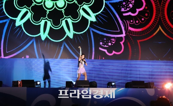 가수 지원이 축하 공연 장면. ⓒ 프라임경제
