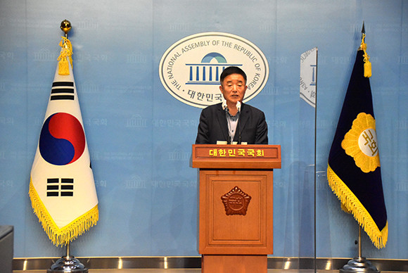강득구 더불어민주당 의원은 2일 국회 소통관에서 실내마스크 자율화에 대한 설문조사 결과를 발표했다. ⓒ 강득구 더불어민주당 의원실