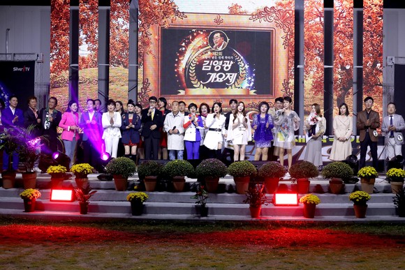 제2회 김영광가요제에 참가한 초청가수와 참가자들이 김영광 작곡의 정든배를 합창하고 있다. =김진호 기자
