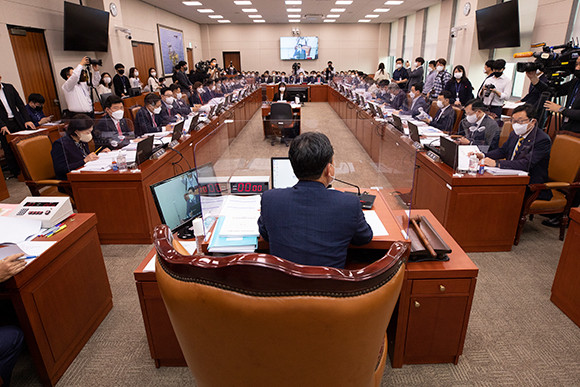 4일 진행된 국회 산업통상자원중소벤처기업위원회 국정감사에서 태양광발전 관련 이격거리 규제에 대한 지적이 나왔다. ⓒ 연합뉴스