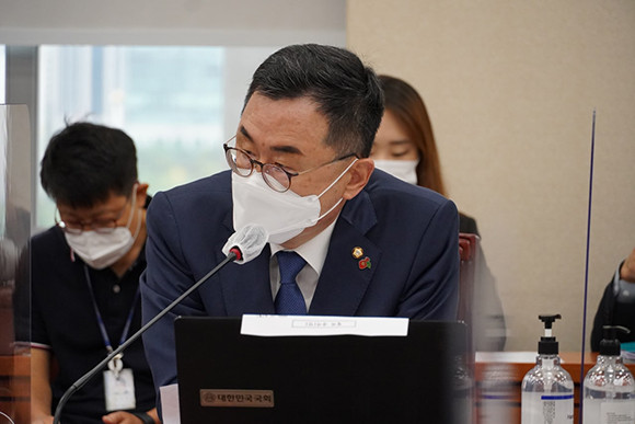 더불어민주당 소속 소병철 정무위원회 위원은 4일 국무조정실 국정감사에서 국무총리에게 질의했다. = 소병철 더불어민주당 의원실 제공