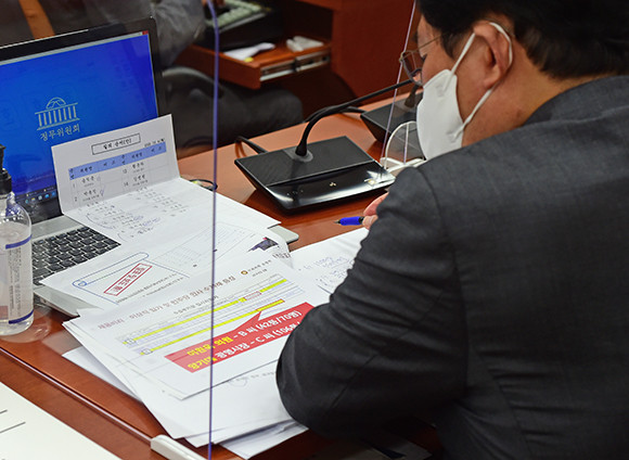 윤창현 국민의힘 의원은 4일 국회 정무위원회 국정감사에서 이스타항공 채용 비리 의혹 관련으로 실명을 공개했다. ⓒ 연합뉴스