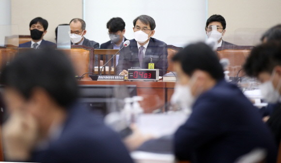 노태악 중앙선거관리위원장은 5일 국정감사에서 지난 20대 대선 당시 사전투표 부실관리 사태에 대해 사죄의 뜻을 밝혔다. ⓒ 연합뉴스