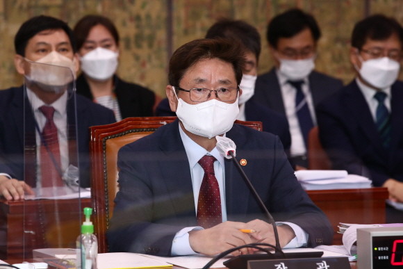 박보균 문화체육관광부장관은 5일 진행된 국정감사에서 윤석열 대통령 풍자만화 전시 논란에 대해 진흥원 측이 누락시킨 것에 대한 책임을 전한 것이라고 밝혔다. ⓒ 연합뉴스