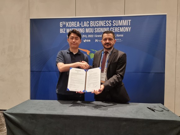 왼쪽부터 한국 다비다 이은승 대표와 브라질 Allk기업 Aleksandro Montanha 대표가 계약을 체결했다. ⓒ 다비다
