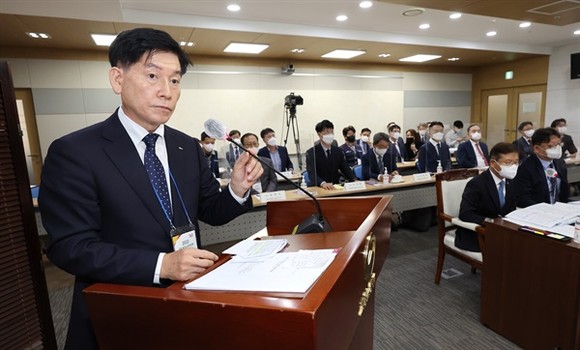 5일 국회 환경노동위원회 국정감사에서 출석한 박두선 대우조선 대표이사가 답변하고 있다. ⓒ 연합뉴스