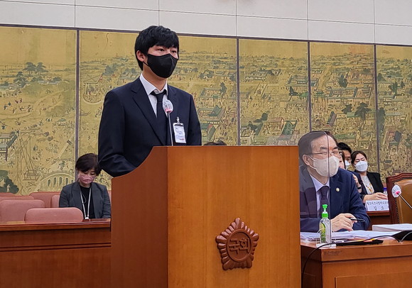 김대욱 네이버제트 대표는 류호정 정의당 의원이 실제 서비스 중인 게임물과 제페토 내 유사 게임물의 차이에 대해 목적이라고 답했다. = 박성현 기자