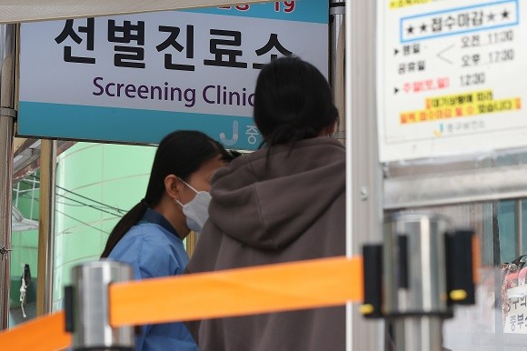 질병관리청 중앙방역대책본부에 따르면 6일 0시 기준 코로나19 확진자는 2만8648명을 기록했다. ⓒ 연합뉴스