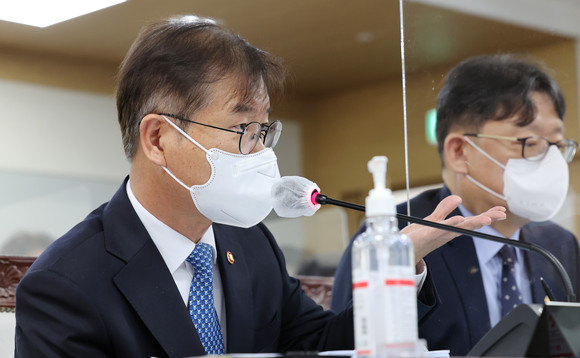 이정식 고용노동부 장관이 국회 환경노동위원회의 고용노동부 국정감사에서 의원 질의에 답변하고 있다. ⓒ 연합뉴스
