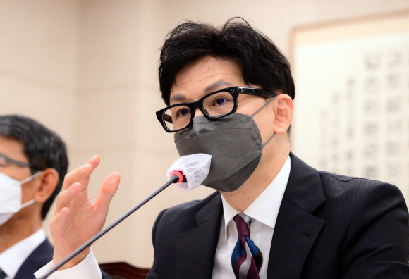 한동훈 법무부장관은 6일 국정감사에서 이민청 관련 조정훈 시대전환의 질의에 대해 신중하게 접근해야 한다는 취지의 답변을 했다. ⓒ 연합뉴스