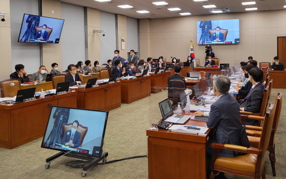 권인숙 더불어민주당 의원의 발언에 대해 조수진 국민의힘 의원이 질의를 통해 최강욱 더불어민주당 의원을 비판해 여야간 고성이 있었다. = 박성현 기자
