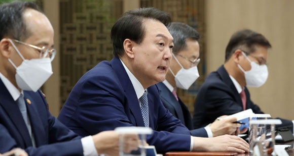 윤 대통령은 경제 상황이 엄중하다고 판단, 처음으로 주 2회 비상경제민생회의를 주재했다. ⓒ 연합뉴스