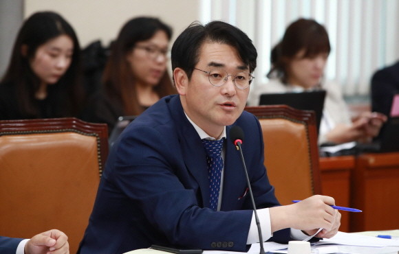 박용진 더불어민주당 의원이 7일 국정감사에서 삼성 모니모앱 강제사용 의혹 관련으로 삼성생명·삼성SDS 부당지원 의혹을 언급했다. ⓒ 연합뉴스