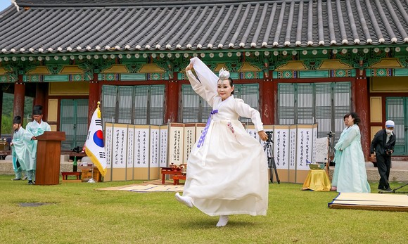 지난 7일 열린 제19회 서산해미읍성축제 개막식에 앞서 관아객사에서 축제의 성공을 기원하는 고유제가 열렸다(살풀이춤). ⓒ 서산시
