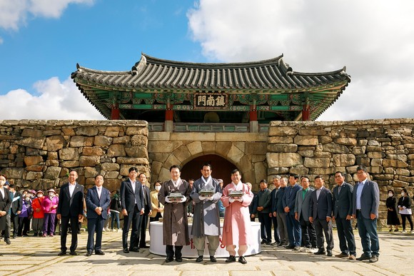 지난 7일 열린 제19회 서산해미읍성축제에서 해미읍성을 쌓는 개막식 퍼포먼스가 진행됐다. ⓒ 서산시