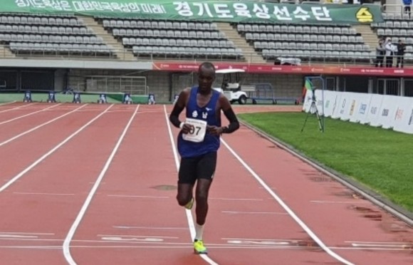 제102회 전국체전 남자마라톤 오주한 선수가 경기장에 들어서고 있는 모습. ⓒ 청양군