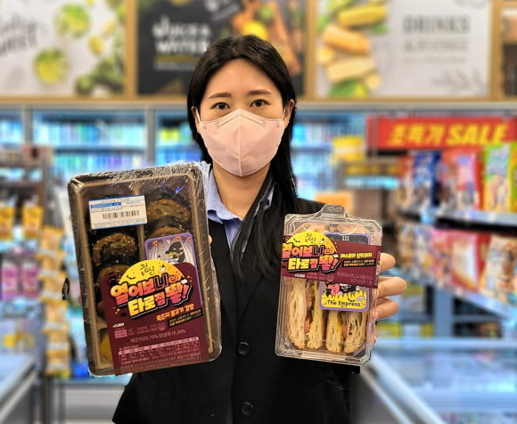 이마트24가 시즌 한정 먹거리 상품 6종과 타로점 보기 등 각종 체험형 프로모션을 이달 11일부터 선보인다. © 이마트24