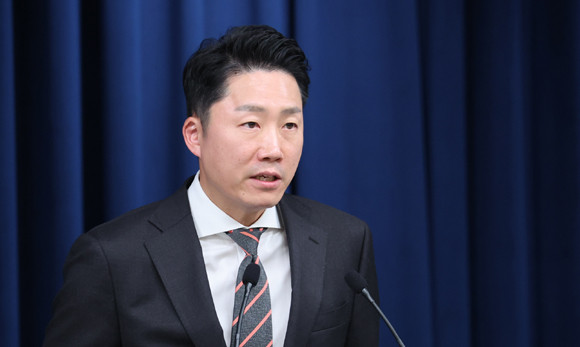 이재명 부대변인이 11일 윤 대통령의 국무회의 비공개 논의 내용을 대통령실 1층 브리핑룸에서 전했다. ⓒ 연합뉴스