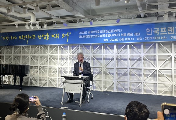 정현식 한국프랜차이즈협회장은 12일 기자간담회에서 펜데믹 이후 ICT 기술과 디지털 인프라가 프랜차이즈 산업의 주요 키워드가 될 것이라고 강조했다. = 김수현 기자