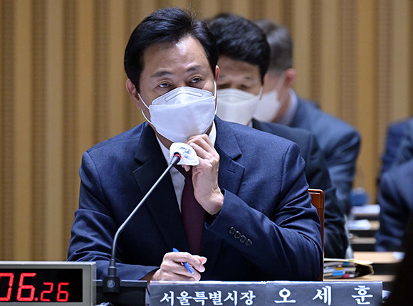 오세훈 서울시장이 12일 국회 행정안전위원회 서울시 국정감사에서 수도권 쓰레기 매립지 연장 취지 발언을 내놨다. ⓒ 연합뉴스