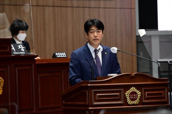 강수훈 의원이 13일 광주광역시의회 임시회 제5차 본회의에서 시정질문을 하고 있다. ⓒ 광주광역시의회
