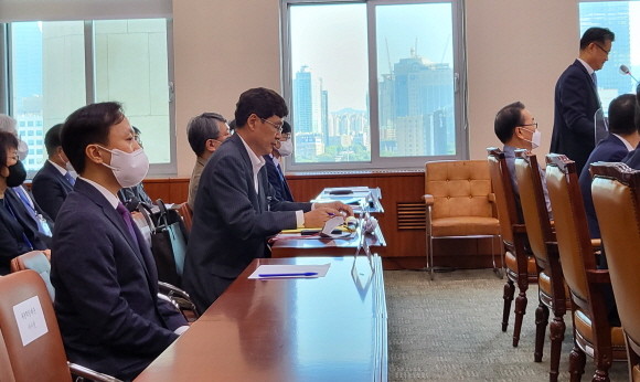 13일 국회 문화체육관광위원회 국정감사에서 윤상필 한국통신사업자연합회 대외협력실장, 조영기 인터넷기업협회 사무국장, 이의춘 인터넷신문협회 회장 등이 참석했다. = 박성현 기자
