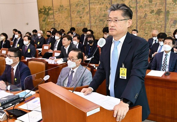 이의춘 한국인터넷신문협회 회장이 14일 문화체육관광부 공공기관 및 유관기관 국정감사 참고인으로 출석해 언론재단 비상임 이사 진출 필요성을 설명했다. ⓒ 한국인터넷신문협회