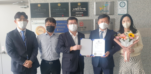 한국투자저축은행 이해창 상무와 고재근 팀장이 한국고용정보 춘천센터를 방문해 KS인증서 수여식을 진행했다. 왼쪽부터 안장호 한국투자저축은행 춘천센터 센터장, 고재근 한국투자저축은행 팀장, 이해창 상무, 유재중 한국고용정보 대표, 손혜련 상무. ⓒ 한국고용정보