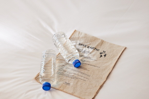 객실 내 제공하는 무라벨 생수. © 글래드 호텔