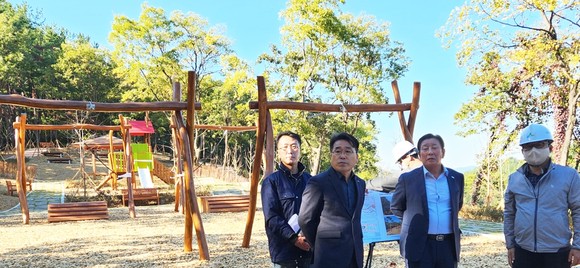 조근제 함안군수가 승마 산림공원 조성현장을 점검하고 있다. ⓒ 함안군