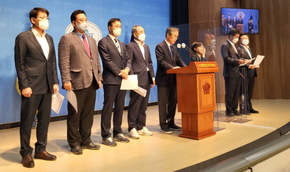 국회 농해수위 소속인 더불어민주당 의원들은 국회 소통관에서 양곡관리법 개정안의 본회의 통과를 위한 국민의힘 측 협조를 요청했다. = 박성현 기자