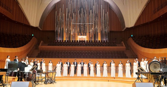 지난 18일 서울 잠실 롯데콘서트홀에서 열린 '2022 대한민국합창대제전'에서 서산시립합창단원들이 섬세한 연주를 선보였다. ⓒ 서산시