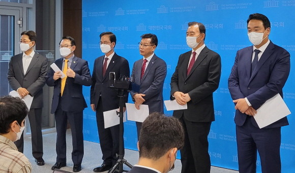 국회 농림축산식품해양수산위원회 소속 국민의힘 의원들은 19일 양곡관리법 개정안 철회 및 구조적 해법 마련을 위한 여야 합의를 강조했다. = 박성현 기자