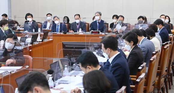 19일 국회 보건복지위원회 국정감사에서는 장애인, 노인 등 사회적 약자에 대한 의견들이 논의됐다. ⓒ 연합뉴스