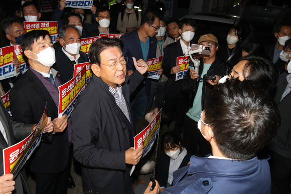 더불어민주당 민주연구원에 대한 압수수색 시도를 했던 검찰은 19일 철수 결정을 내렸다. ⓒ 연합뉴스