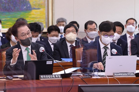 강석훈 산업은행 회장이 20일 국회 정무위원회에서 열린 국정감사에서 의원질의에 답변하고 있다. ⓒ 국회사진기자단