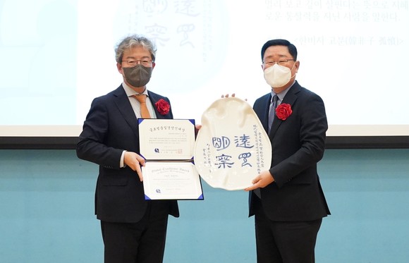 조석 현대일렉트릭 사장(오른쪽)이 '2022년 한국품질경영학회 추계 학술대회 품질상 시상식'에서 글로벌품질경영인 대상’을 수상했다. ⓒ 현대중공업그룹