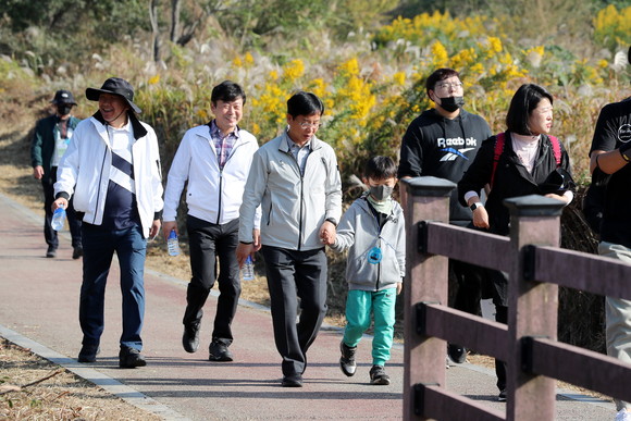 박병규 광산구청장(사진 왼쪽부터 3번째)이 22일 시민과 함께 광주의 문화·관광 중심지가 될 황룡강·어등산 일대 ‘명품 30리길’ 2차 탐방에 나섰다. ⓒ광산구 제공