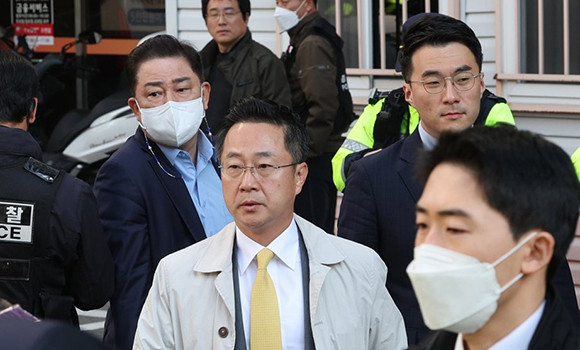 검찰은 24일 더불어민주당 민주연구원에 대한 압수수색을 진행하겠다고 밝혀 민주당 국회의원들이 당사로 집결했다. ⓒ 연합뉴스