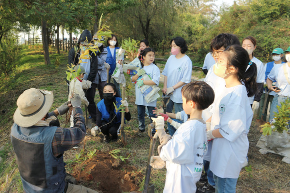 효성이 임직원 및 서울시민들과 함께 나눔의 숲 나무심기 행사를 실시했다. ⓒ 효성
