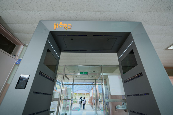 보라매초등학교에 설치된 스마트 에어샤워. ⓒ 한화그룹
