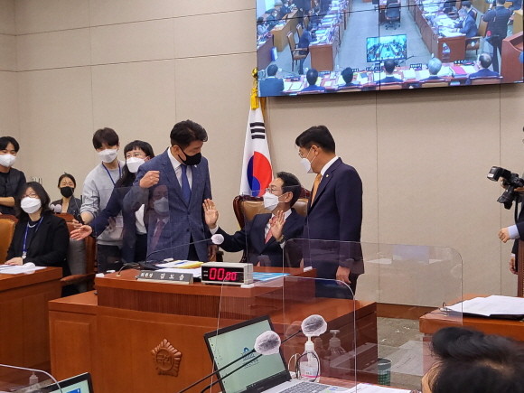 법제사법위원회에서는 항의 문구 피켓 게재 문제로 정회된 바 있다. = 박성현 기자