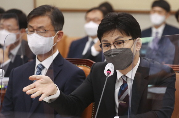한동훈 법무부장관은 24일 국회 법제사법위원회 국정감사에서 현행 로스쿨이 가진 문제점에 대해 수정하겠다는 뜻을 밝혔다. ⓒ 연합뉴스