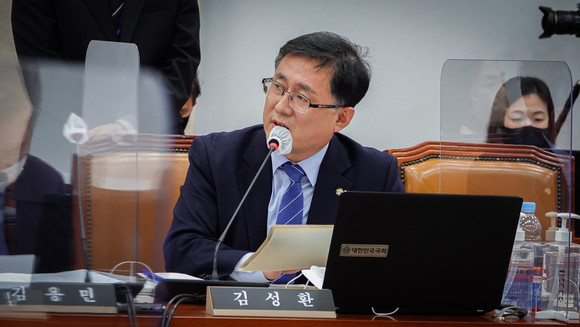 김성환 의원이 지난 24일 진행된 중기부 종합 국정감사에서 이영 중기부 장관에게 질의하고 있다. ⓒ 김성환 의원실