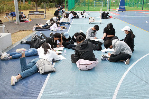 청소년들이 LH 녹지광장에서 그림을 그리고 있다. ⓒ 프라임경제
