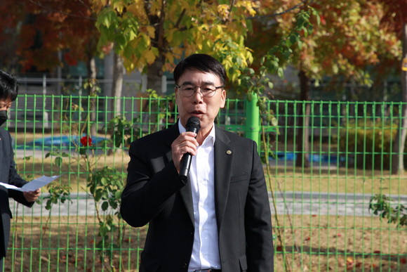 윤두칠 청소년 범죄예방 진주지역 회장은 "그동안 코로나로 인한 청소년 문화 활성화가 매우 소극적 이었다"며 "진주시 청소년들의 소소한 재능을 크고 넓게 활용할 기회를 마련하는 것이 우리 위원회가 추구하는 소명"이라고 밝혔다. ⓒ 프라임경제